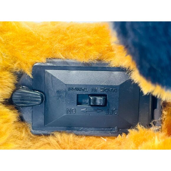 Vintage House of Lloyd Musical Plus Reindeer Christmas Around the World - Picture 9 of 10